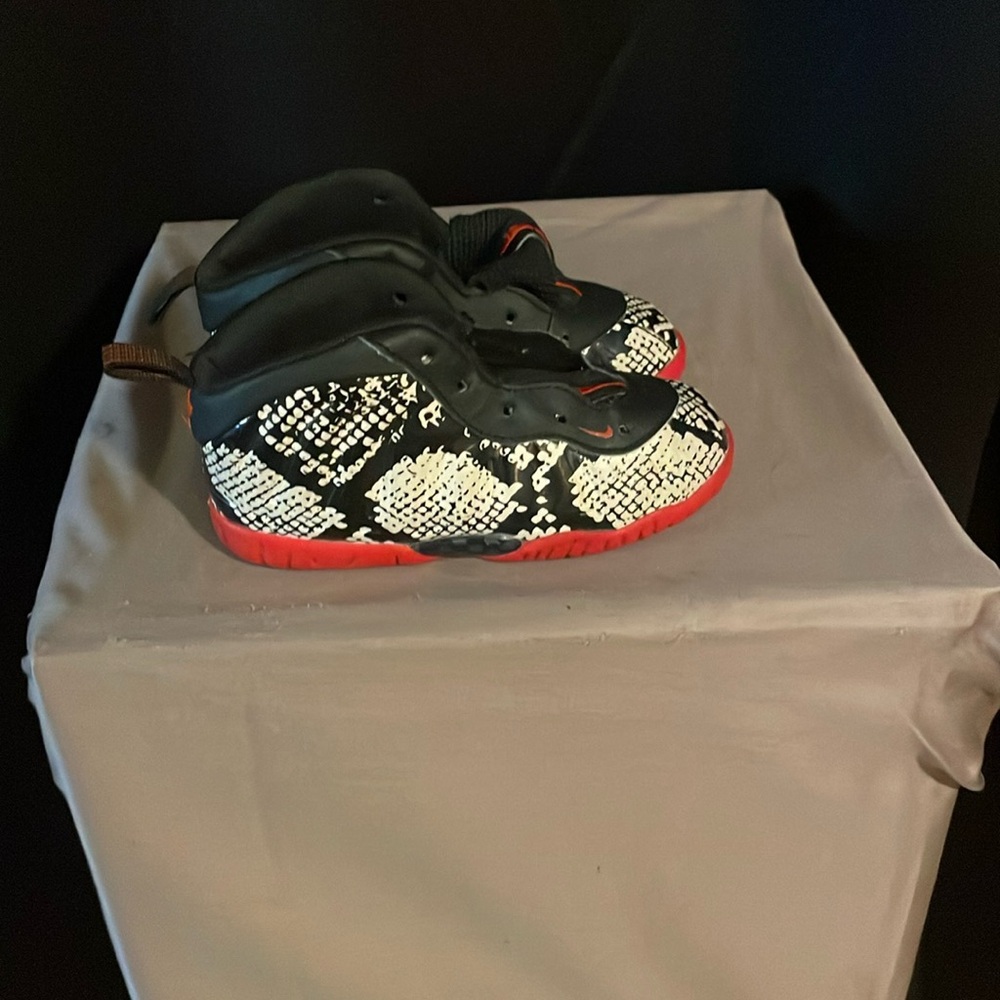 Nike kids, tennis shoes size 9C